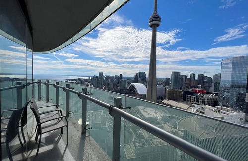 Central Waterfront Condo | CN Tower, Union & Lakeview 2BR Condo+Free Parking