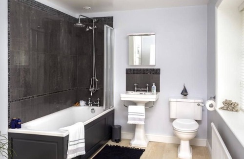 Pudsey Other | Coach House , 5.8 Acres with Hot Tub and Lake