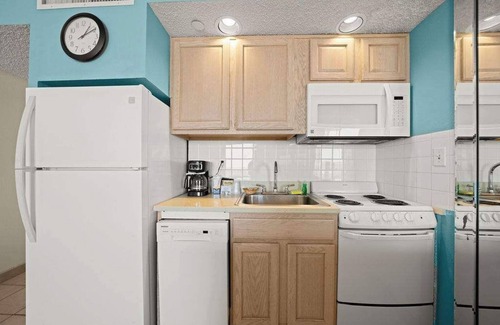 Northeast Virginia Beach Condo | Coastal 1BR Condo w/Indoor Pool & Ocean Access