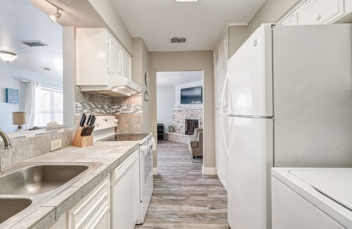 Corpus Christi Condo | Coastal Bend condo with pool, boat slips, & fishing dock - walk to beach