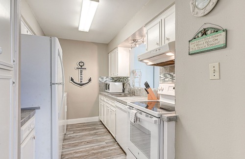 Corpus Christi Condo | Coastal Bend condo with pool, boat slips, & fishing dock - walk to beach