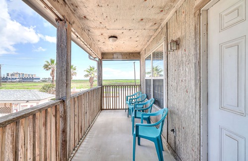 Corpus Christi Condo | Coastal Bend condo with pool, boat slips, & fishing dock - walk to beach