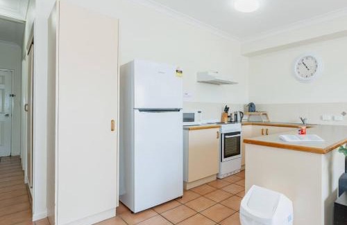 South Townsville Apartment | Coastal Breeze Apartment - Steps Away from City Stadium & Ferry