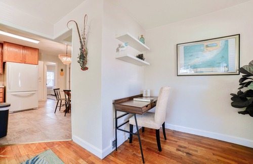 Jackson House | Coastal Comfort at The Salty Nest: Pet-Friendly with King Bed & Fast WiFi!