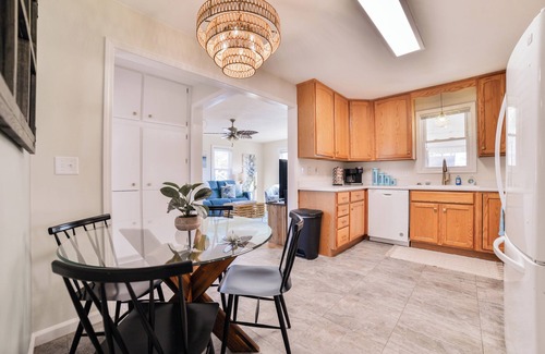 Jackson House | Coastal Comfort at The Salty Nest: Pet-Friendly with King Bed & Fast WiFi!