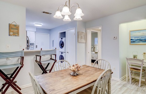 Folly Field Condo | Coastal Condo with Pool, Hot Tub, Tennis, Fast WiFi, AC, & W/D - Near the Beach