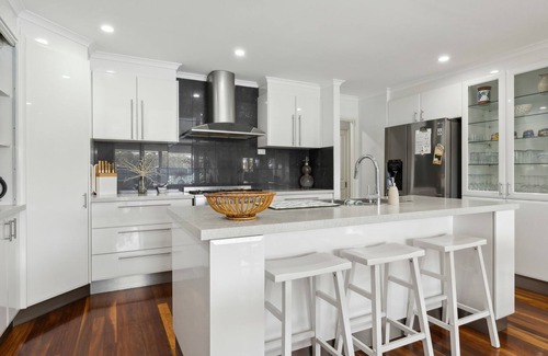 Safety Beach House | Coastal Elegance Awaits at Safety Beach. Set against the stunning backdrop of Safety Beach on the C