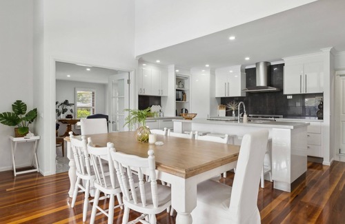 Safety Beach House | Coastal Elegance Awaits at Safety Beach. Set against the stunning backdrop of Safety Beach on the C