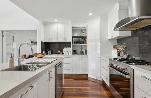 Safety Beach House | Coastal Elegance Awaits at Safety Beach. Set against the stunning backdrop of Safety Beach on the C