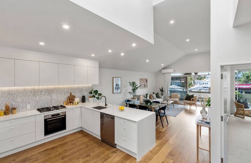 Devonport Apartment | Coastal elegance with stunning views and urban convenience!