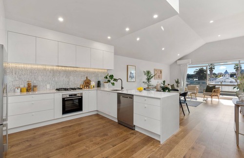 Devonport Apartment | Coastal elegance with stunning views and urban convenience!