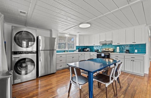 Crescent Beach Apartment | Coastal Escape 3BR Condo w Porch Steps to Sand