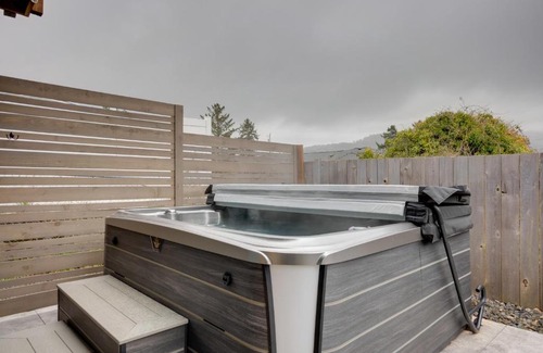 Brookings House | Coastal Haven Getaway about 1 Mi to Mill Beach!