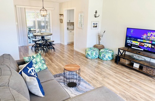 Mary Esther House | Coastal House * Fort Walton Beach, 3 bdrms, screed in porch, Free Wifi, Netflix