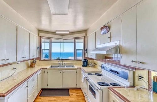 Brookings House | Coastal house with amazing views of waves crashing over the rocks. Spacious