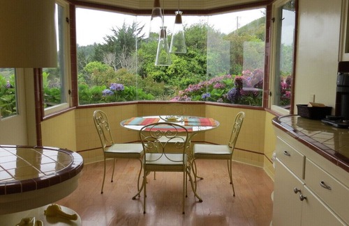 Brookings House | Coastal house with amazing views of waves crashing over the rocks. Spacious