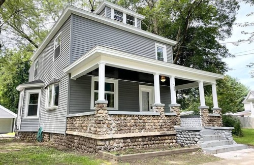 Schenectady House | 🦀 ⚓ Coastal Inspired Home Away From Home 🏝