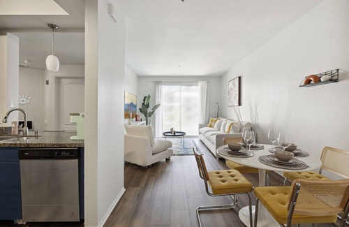 Marina del Rey Apartment | Coastal Retreat: 2BDR Apt in Marina Del Rey – Pool, Gym & Free Parking