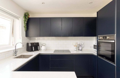 East Wittering House | Coastal Retreat with Hot Tub, Walk to Beach