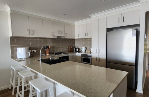 Sussex Inlet House | Coastal Seabreeze. Pet friendly 3 bdrm new duplex, close to beaches and shops.