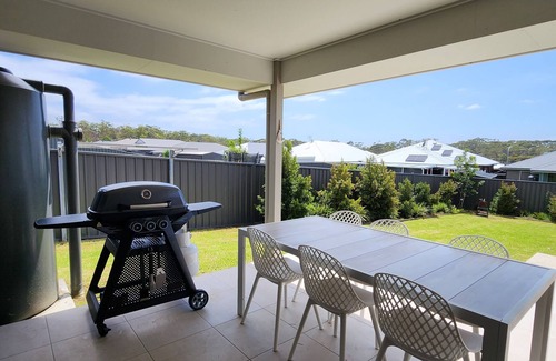 Sussex Inlet House | Coastal Seabreeze. Pet friendly 3 bdrm new duplex, close to beaches and shops.