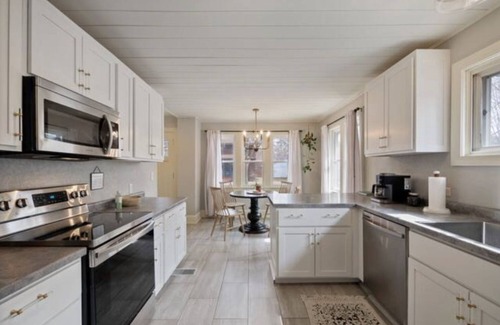 La Crosse House | Cobblestone Cottage, 4 Bedroom, centrally located