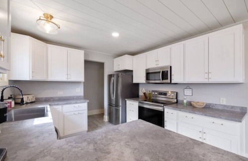 La Crosse House | Cobblestone Cottage, 4 Bedroom, centrally located