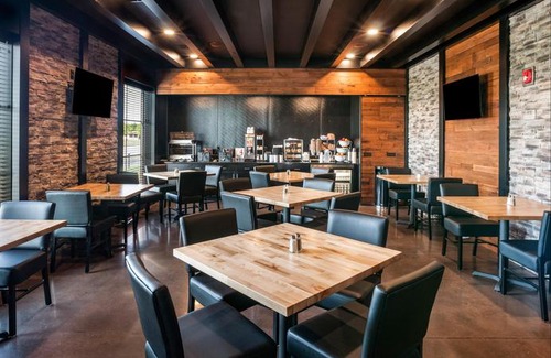 Neenah Hotel | Cobblestone Hotel & Suites - Appleton International Airport