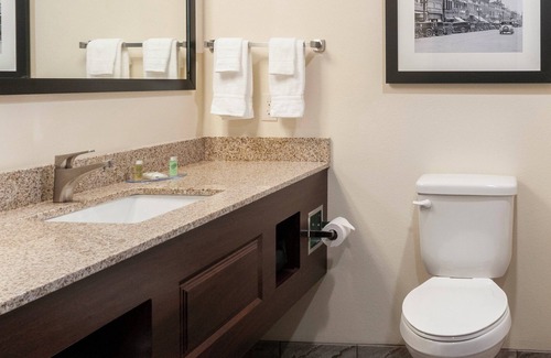 Neenah Hotel | Cobblestone Hotel & Suites - Appleton International Airport