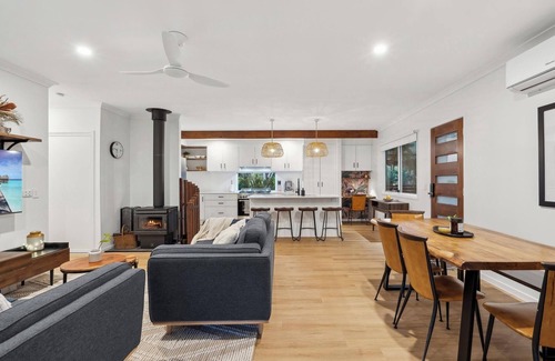 Wongawallan House | Cockatoo Cottage - Creek Swims, Mount Tamborine & Theme Park Fun!