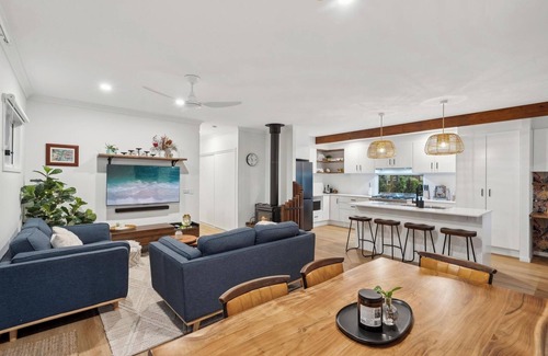 Wongawallan House | Cockatoo Cottage - Creek Swims, Mount Tamborine & Theme Park Fun!