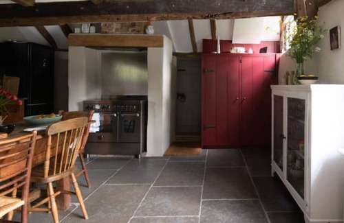 Crawley Down House | Coldharbour Farmhouse, Secluded Thatched Cottage Surrounded By Woodland