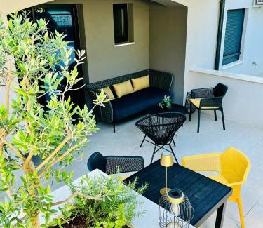 Pjescana Uvala Apartment | COLIBRI-Design&Beach Appartement mit 40m2 Terrasse und 2 SUPs