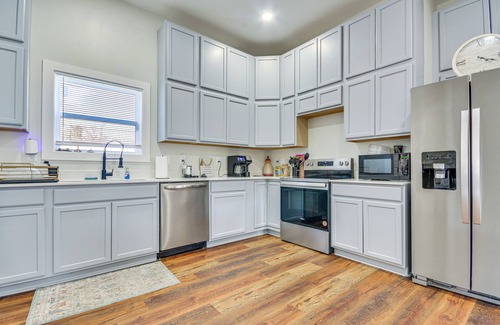 Greensboro House | College Hub 1 Mi to Dtwn: Greensboro Group Escape