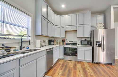 Greensboro House | College Hub 1 Mi to Dtwn: Greensboro Group Escape