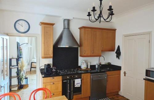 Fortis Green Apartment | Colney Hatch Lane - Spacious 2-Bed 2-Bath Home with Private Garden