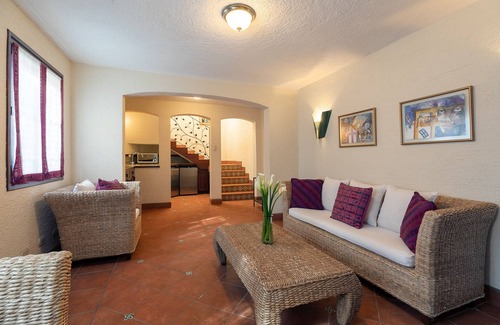 Antigua Guatemala Villa | Colonial Villa And Guest House With Pool in Gated Community