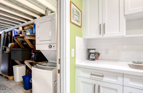 Historic Seaport Cottage | Colorful cottage w/shared pool, central AC, washer/dryer