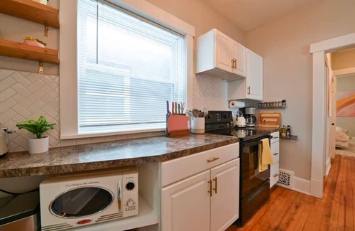 Southeast Omaha Apartment | Colorful Retro Stay near the Zoo