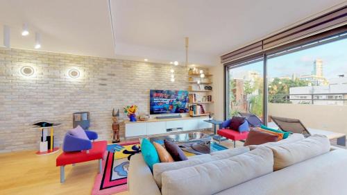 Tel Aviv City Center Apartment | Colorful Shenkin 3-BR by HolyGuest
