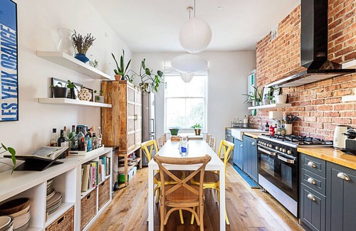 Canonbury Apartment | Colourful and Cosy Home in De Beauvoir Town