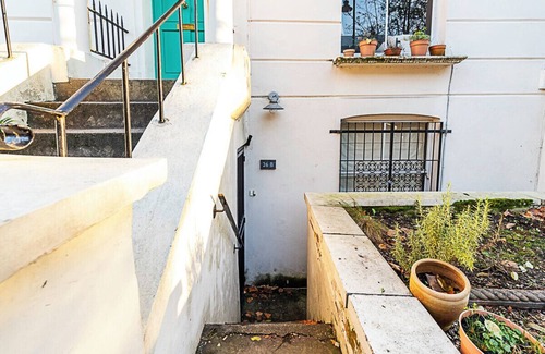 Canonbury Apartment | Colourful and Cosy Home in De Beauvoir Town