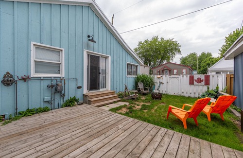 Port Stanley Cottage | Colours on Bessie - just a minute to the Beach!