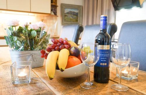 Thatcham Villa | Colthrop Manor with Gardens