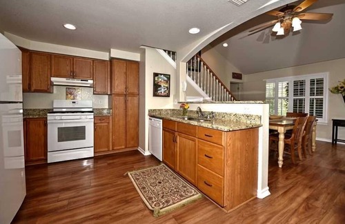 New Braunfels Cottage | Comal River access - Charming River Retreat – Walk to Downtown & Tubing!