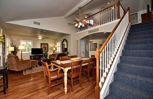 New Braunfels Cottage | Comal River access - Charming River Retreat – Walk to Downtown & Tubing!