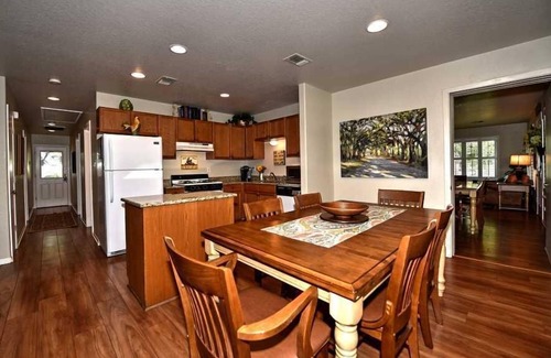 New Braunfels Cottage | Comal River access - Cozy 2BR Hideaway Just Minutes from Gruene & Downtown!