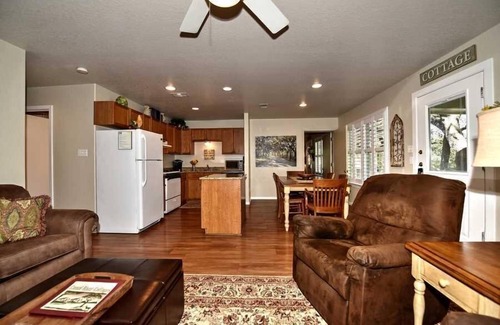 New Braunfels Cottage | Comal River access - Cozy 2BR Hideaway Just Minutes from Gruene & Downtown!