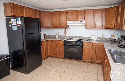 Avon Cottage | Come and stay at Chez Toni and enjoy relaxing on the deck while listening to the surf!