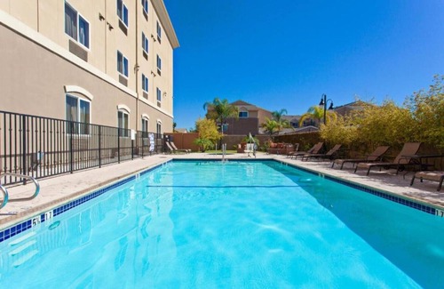 Hawthorne House | Come and visit nearby beautiful beaches like Santa Monica!